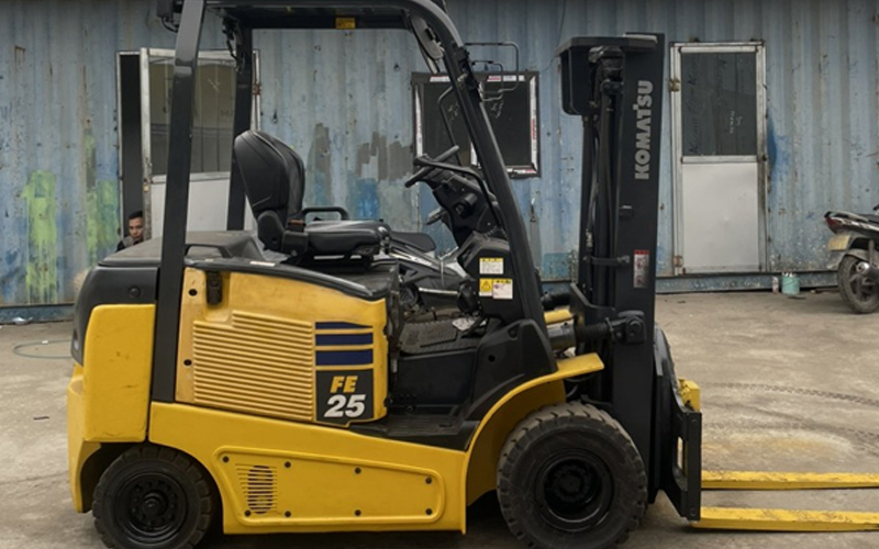 xe nang dien komatsu su dung pin kho