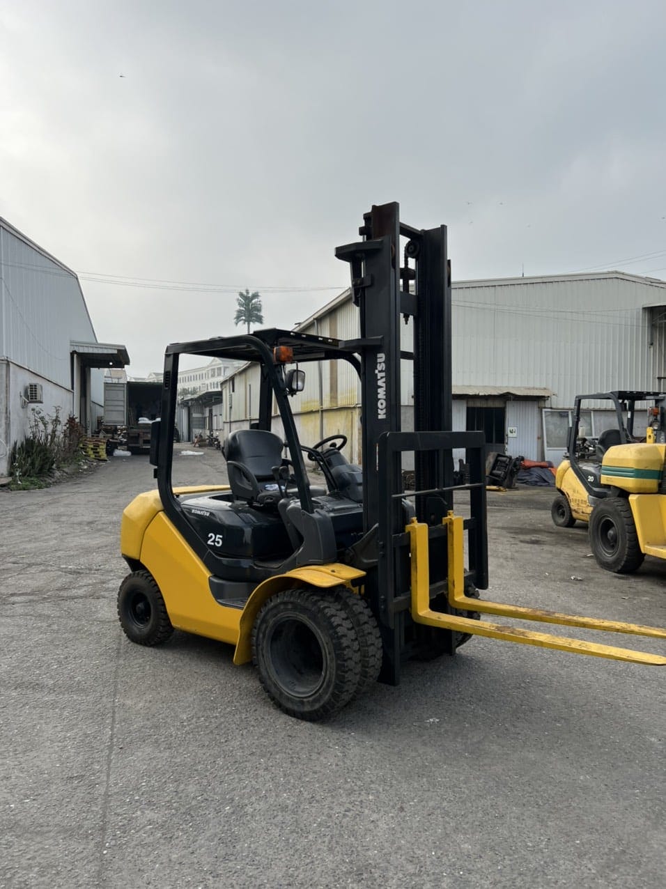 Mức tiêu thụ nhiên liệu của xe nâng dầu và xăng Komatsu