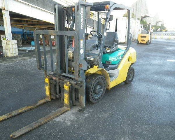 Xe nâng dầu 2.5 tấn Komatsu FD25C-15